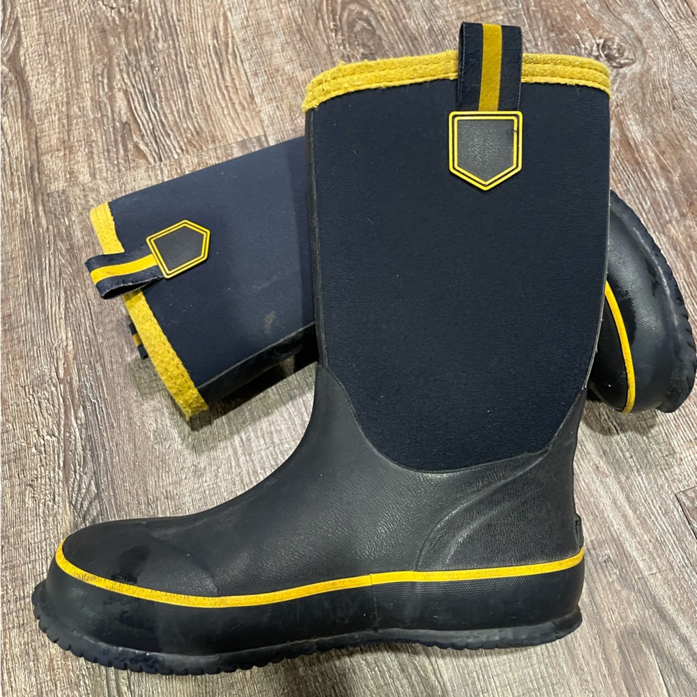 Lands’ End Kids Neoprene Rain Boots / Navy and black w/yellow trim. Boys size 4.